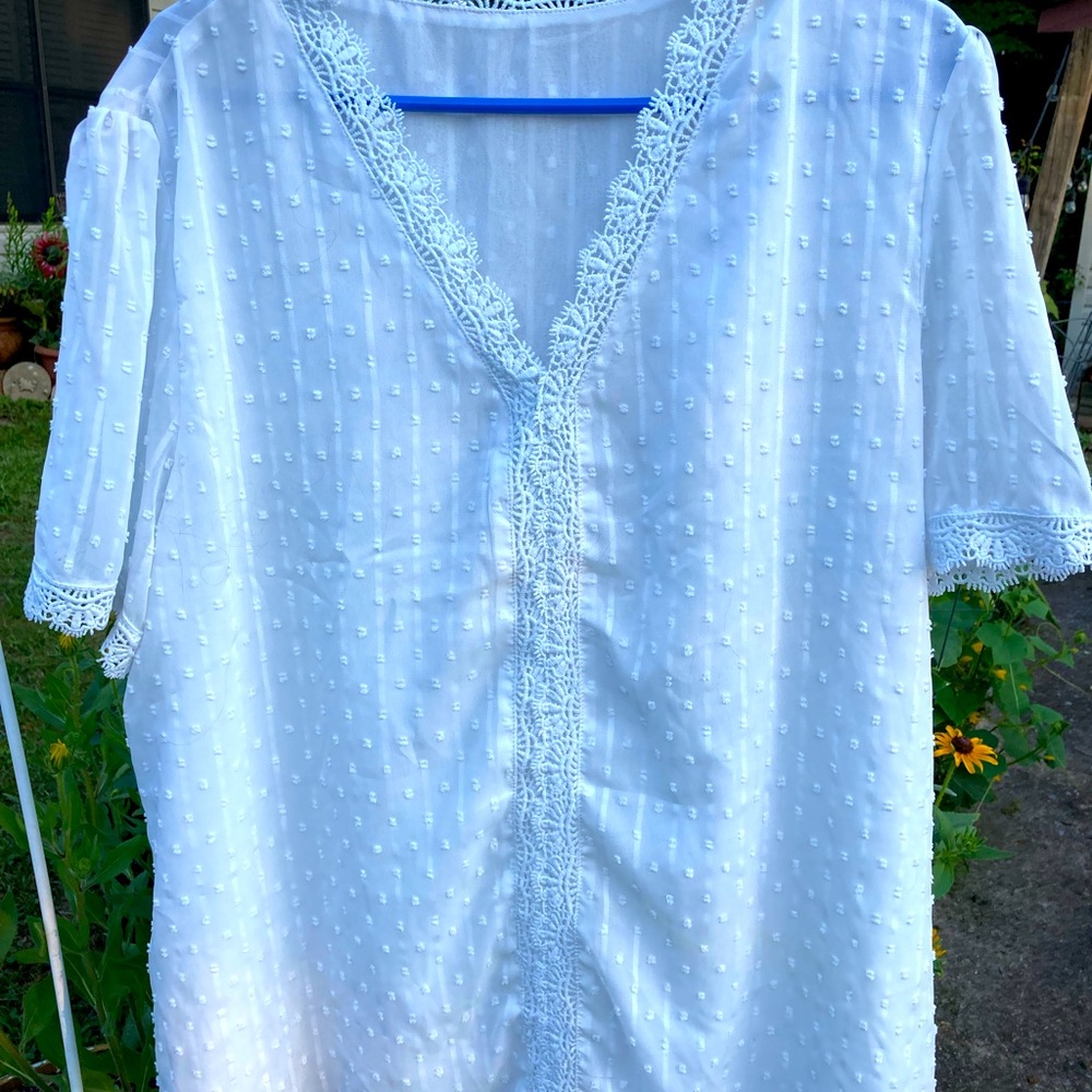 White lined blouse w/texture and lace edges
